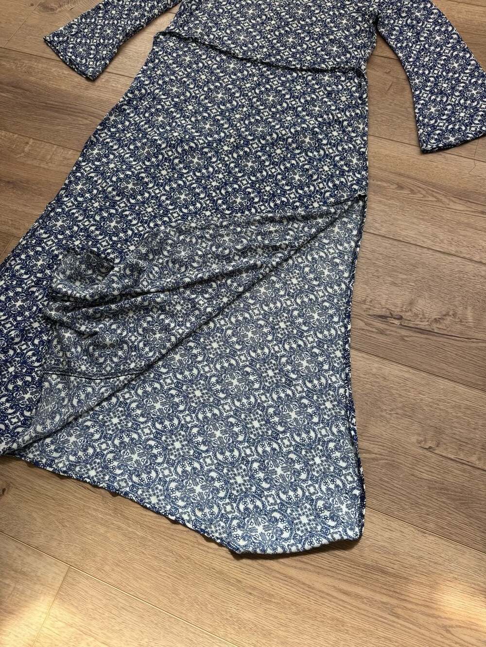 Lulus Blue White Medallion Print Maxi Dress Long Sleeve Boho Size L - Picture 8 of 9